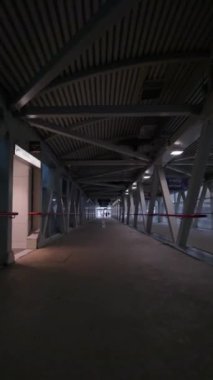 POV Toronto merkezindeki yaya yolu tünelinde yürüyor, dikey olarak Rec709 4k