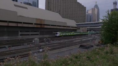 Toronto Union tren istasyonundan kalkan yeşil tren, geri 709 4k