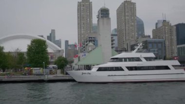 Toronto 'da Ontario Gölü' ndeki Roger 's Center' ın yanındaki yat, Rec709 4k.