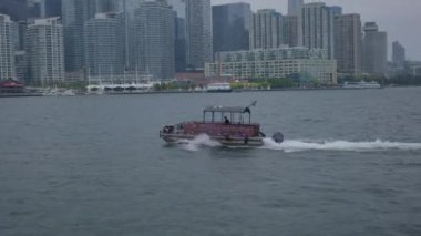 Tekne Ontario Gölü 'nden Toronto Roger' ın Merkezine doğru gidiyor, Rec709 4k