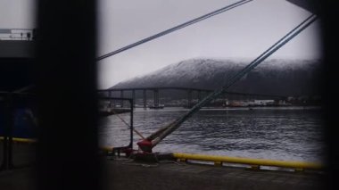 Kasım ayında Norveç 'in Tromso kentindeki Arktik Katedrali' ne giden Tromso Köprüsü manzarası