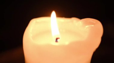 Norveç, Tromso 'da ahşap bir Saami kulübesinde parlayan mum.