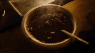 Tromso, Norveç 'teki Saami Hut' ta ahşap masada buharlı ren geyiği çorbası.