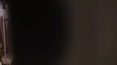 Tromso, Norveç 'teki dükkanında ayak dinlenme yeri olan deri koltuk.