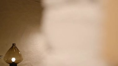 Norveç, Tromso 'da bir mağazanın köşesindeki perdelerin yanındaki lamba.