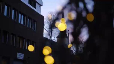 Tromso Katedrali Norveç 'teki Bokeh Işıkları' nın arkasında dikey