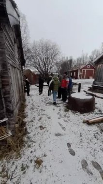 Tromso, Norveç yakınlarındaki ahşap balıkçı köyünde rehberli tur, dikey