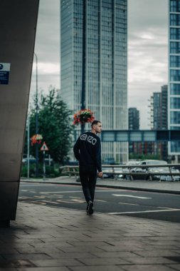 Londra 'da Vauxhall İstasyonu' nun dışında yürüyen bir adam var.