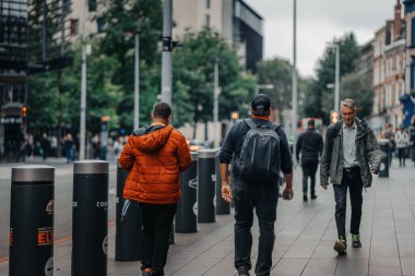 1 Ekim 2023 'te Londra sokaklarında çekildi..