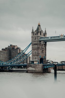 Londra, İngiltere 'deki Tower Bridge' in yarısı.