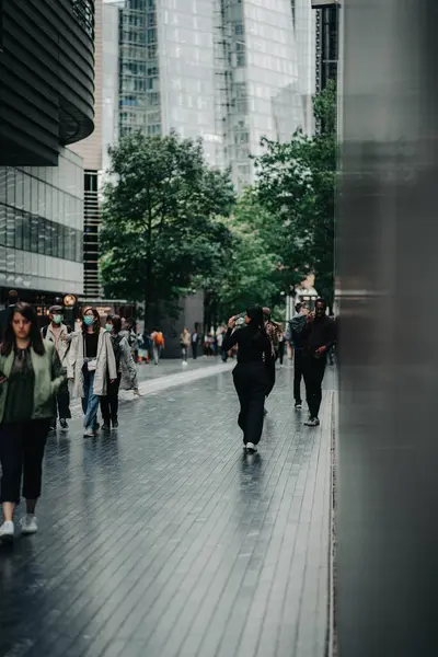 1 Ekim 2023 'te Londra sokaklarında çekildi..