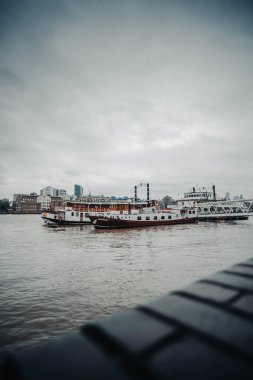 Thames Nehri 'ndeki tekneler Londra, İngiltere' de Shad Thames yakınlarında.