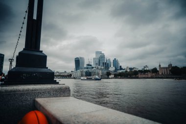 Thames Nehri 'nin Londra şehrinin önündeki manzara görüntüsü.