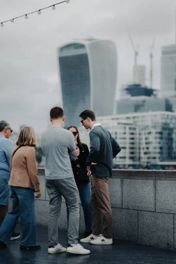 Bir grup arkadaş Londra şehrinin önünde durdu.