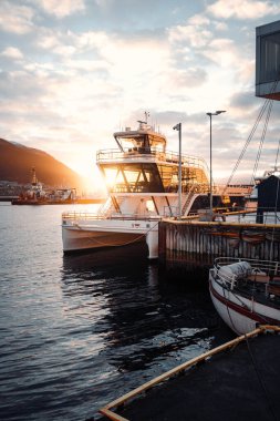 Arktik fiyort, Tromso Limanı, Norveç 'te altın saat güneş ışığı altında.