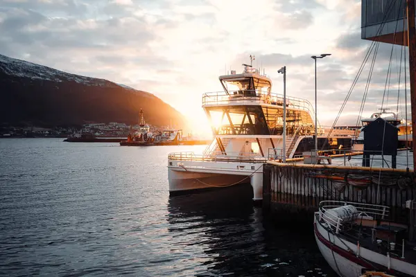 Kuzey Kutbu 'nda Tromso Limanı, Norveç' te altın saat güneş ışığında yolculuk