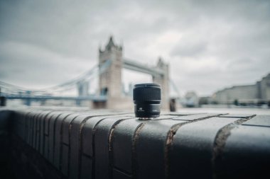 Londra, İngiltere 'deki Tower Bridge' in önündeki mercek manzarası.