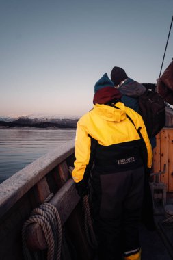 Norveç, Tromso 'da fiyortta ahşap balıkçı teknesi turuna rehberlik etmiş.