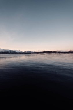 Norveç 'in Tromso kenti yakınlarındaki kutup fiyorduna açık sonbahar gününde bakın