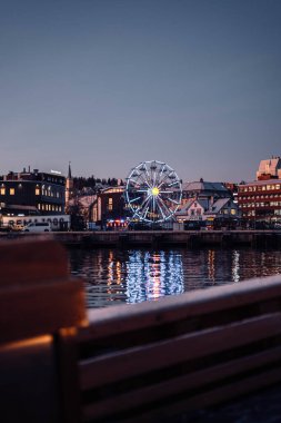 Tromso, Norveç 'te gün batımında dönme dolap, balıkçı teknesinden vurulmuş.