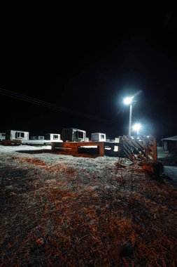 Norveç, Tromso 'daki Husky Park' ta gece vakti köpek kulübeleri