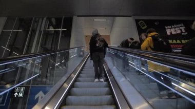 POV, Finlandiya, Helsinki feribot istasyonu, Rec709 4k 'de yürüyen merdivende yükseliyor.