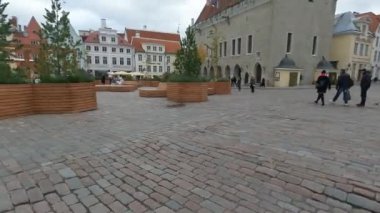 POV Tallinn, Estonya 'da kasaba meydanında yürüyor, rec709 4k