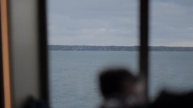 Tallinn, Estonya kıyı şeridi, Rec709 4k, feribot penceresinden çekildi.