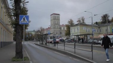 Tallinn, Estonya 'da bulutlu bir günde istasyondan geçen tramvay hattı, Rec709 4k