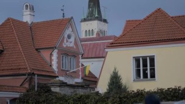 Tallinn, Estonya 'daki eski kasabada eski kilise binası, bulutlu bir günde 709 4k.