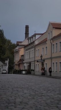 Eski Tallinn, Estonya 'daki eski sokaktaki eski evler, rec709 4k, dikey