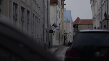 Estonya bayrağı Tallinn, Estonya 'daki eski bir kasabada, rec709 4k