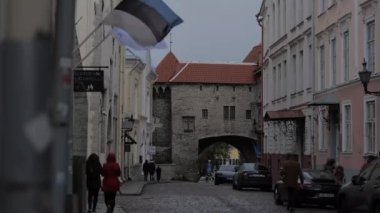 Tallinn, Estonya 'daki eski şehir duvarı ortaçağ mimarisi, rec709 4k