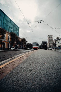 Tallinn, Estonya 'da bulutlu bir günde tramvay istasyonunda.