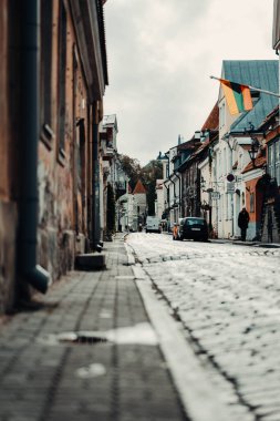 Estonya 'nın Tallinn kentindeki eski binalarda Litvanya bayraklı eski cadde