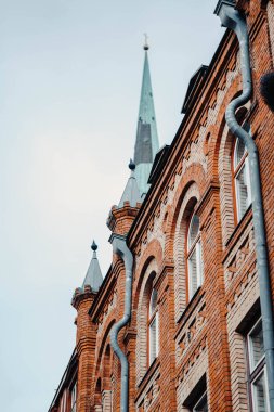 Tallinn, Estonya 'daki eski kasabadaki eski evlerin üzerinde mavi kilise kuleleri var.