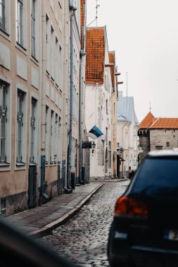 Estonya bayrağı Tallinn, Estonya 'daki eski kasabada sokak üzerine