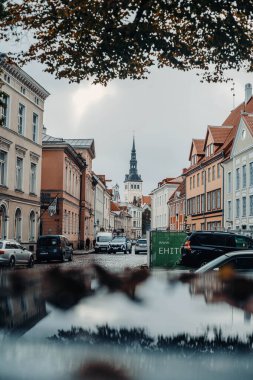 Tallinn, Estonya 'daki St. Olaf Kilisesi' ne giden eski bir kasaba caddesi.