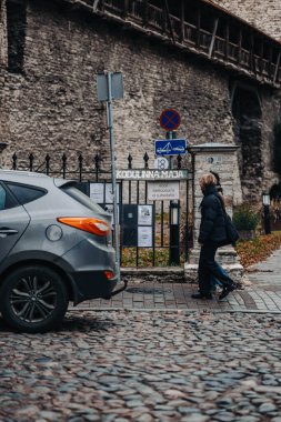 Tallinn, Estonya 'daki eski şehir duvarında Kodulinna Maja tabelası