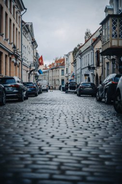 Tallinn, Estonya 'nın eski kasabasında kaldırımlı bir cadde, yağmur suyu ile nemli.