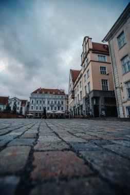 Tallinn, Estonya 'daki eski kasaba meydanında bulutlu bir günde restoranlar