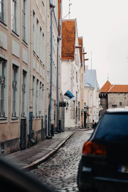 Estonya bayrağı Tallinn, Estonya 'daki eski kasabada sokak üzerine