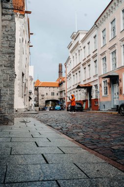 Tallinn, Estonya 'da bulutlu bir sonbahar gününde eski kentte bir sokak