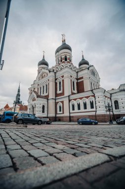 Tallinn, Estonya 'da Alexander Nevsky Katedrali' nin önündeki kaldırımlı sokak.