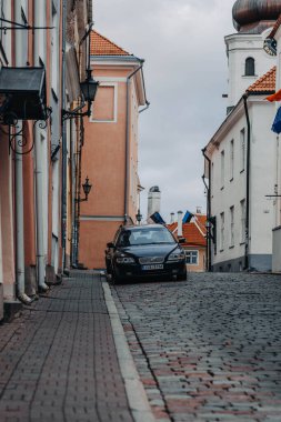 Tallinn, Estonya 'da Fransız Büyükelçiliği yakınlarına park edilmiş bir araba.