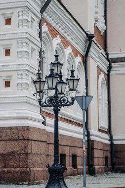 Tallinn, Estonya 'da geleneksel görkemli siyah sokak lambaları