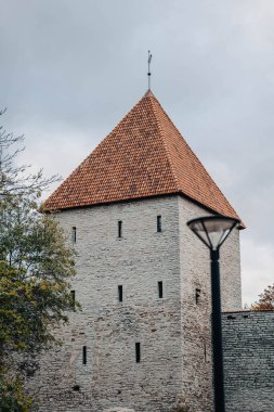 Tallinn, Estonya 'daki gri tuğlalı eski şehir duvarı