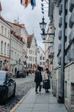 Tallinn, Estonya 'daki eski kasabada bulutlu bir sonbahar gününde yol