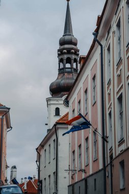 Estonya 'nın Tallinn kentindeki eski kentte kilise Fransa ve AB bayrakları üzerinde yükseldi