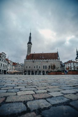 Tallinn, Estonya 'da bulutlu bir günde belediye ve eski kasaba meydanı